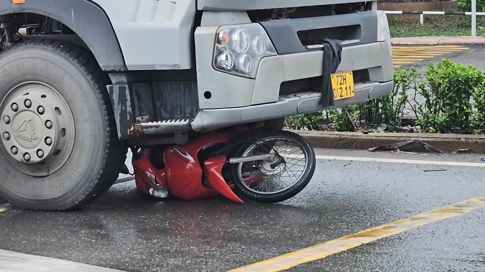 Tai nạn chết người ở vòng xoay Nguyễn Văn Linh, giao thông cửa ngõ phía Tây ùn ứ