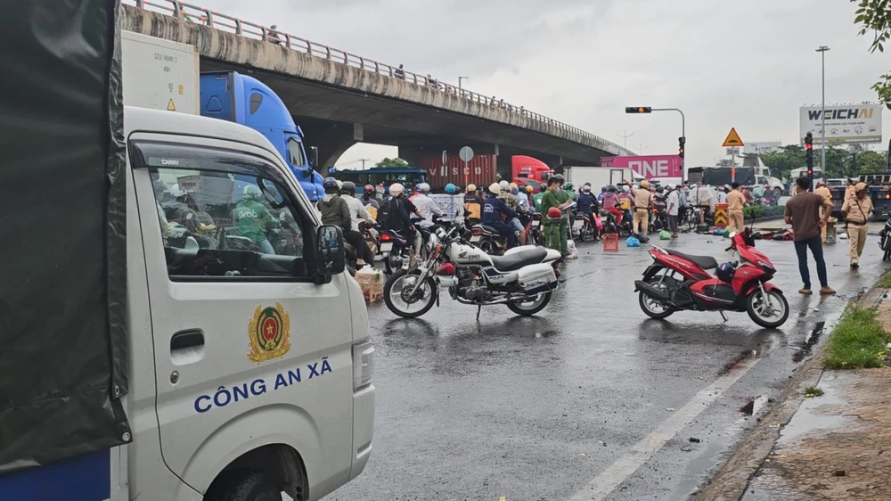 Tai nạn chết người ở vòng xoay Nguyễn Văn Linh, giao thông cửa ngõ phía Tây ùn ứ