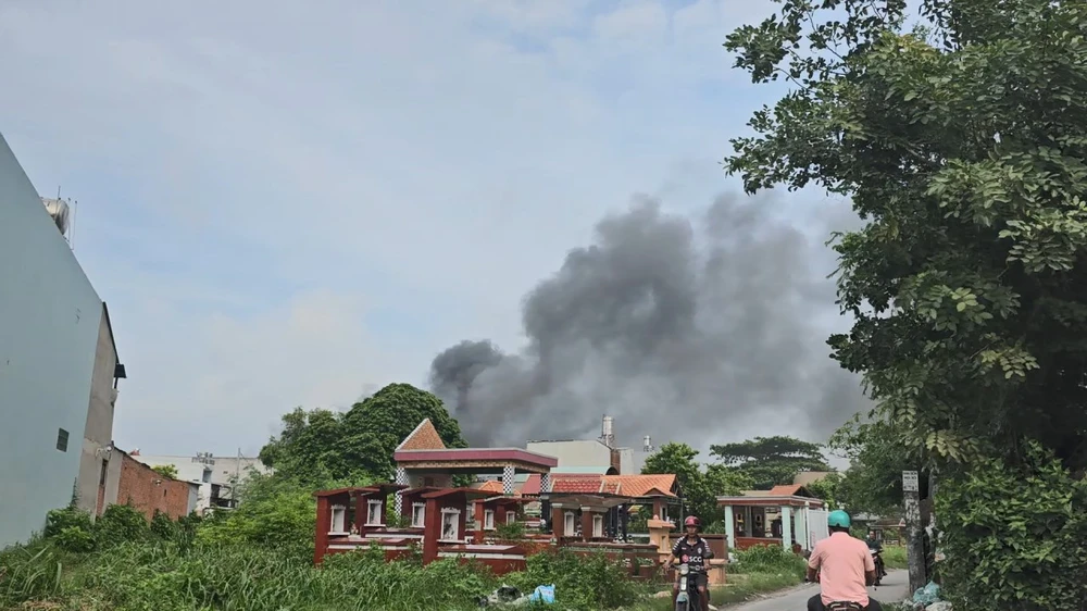 canh-sat-cuu-11-nguoi-ket-o-san-thuong-trong-vu-chay-cong-ty-non-bao-hiem (1).jpg