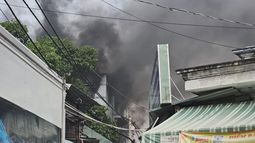 ám cháy bùng lên từ cơ sở gia công nón bảo hiểm trên địa bàn quận Bình Tân.