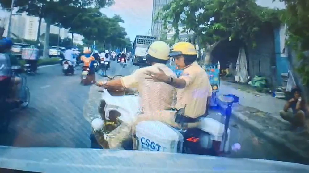 CSGT Nam Sài Gòn mở đường đưa sản phụ đến bệnh viện cấp cứu kịp thời