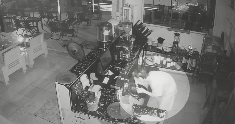 Quán cà phê liên tục bị trộm ‘ghé thăm’, lấy từ bàn ghế đến iPhone 11