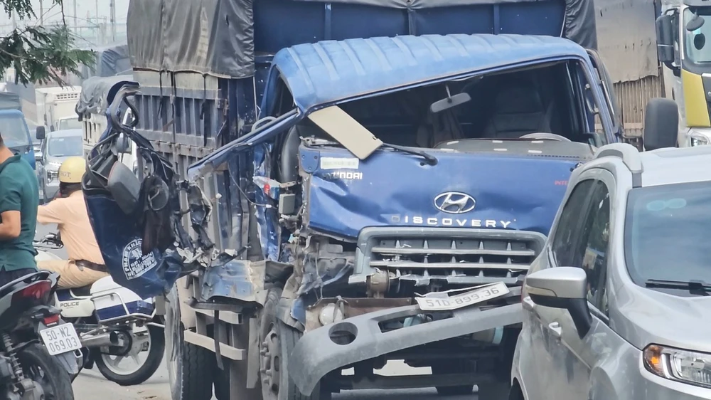 2 vụ tông xe liên tiếp trên Quốc lộ 1, giao thông ùn ứ