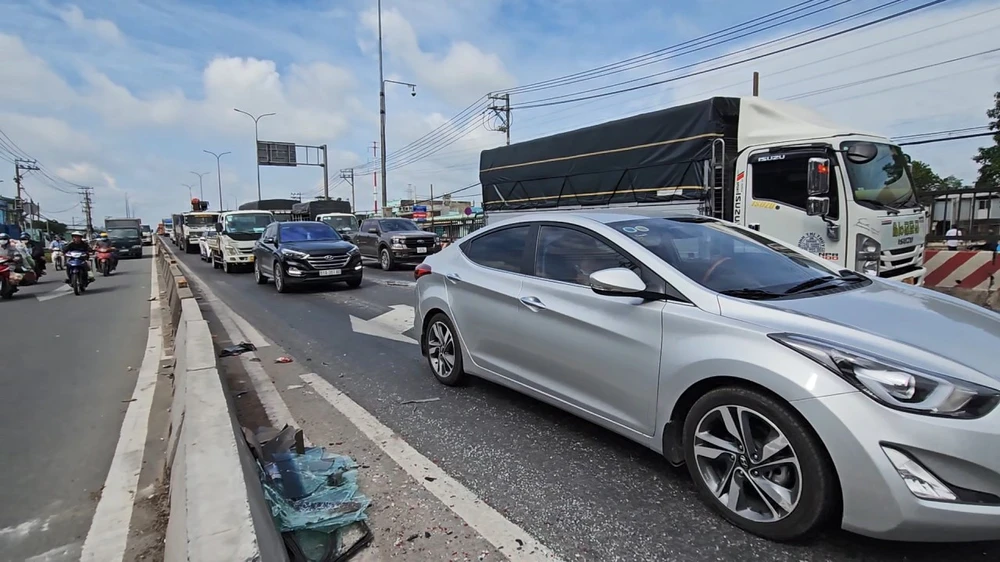 2 vụ tông xe liên tiếp trên Quốc lộ 1, giao thông ùn ứ