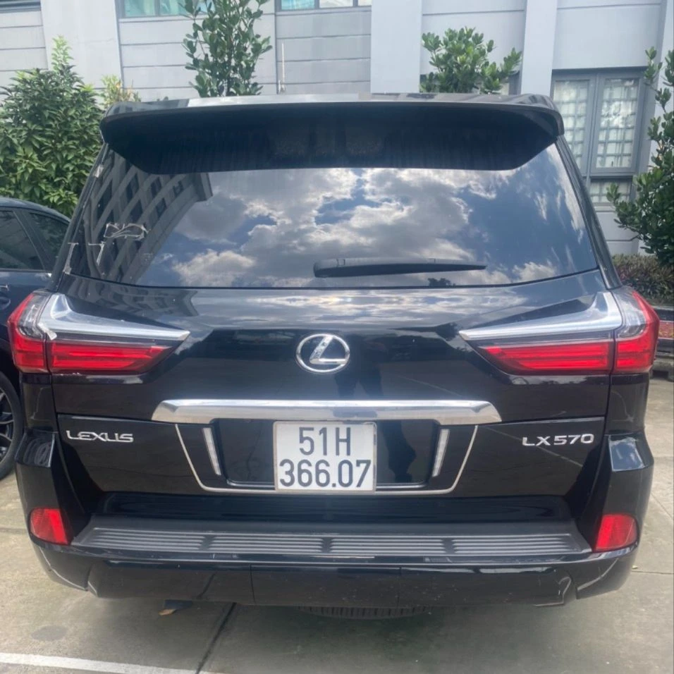 Tìm chủ xe Lexus LX570 đậu trong quán karaoke ở quận 3 khi công an kiểm tra