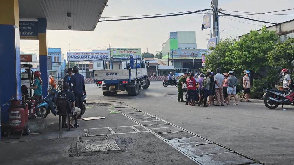 Xe tải cẩu cán chết người bán vé số ở cây xăng, giao thông Quốc lộ 1 ùn ứ