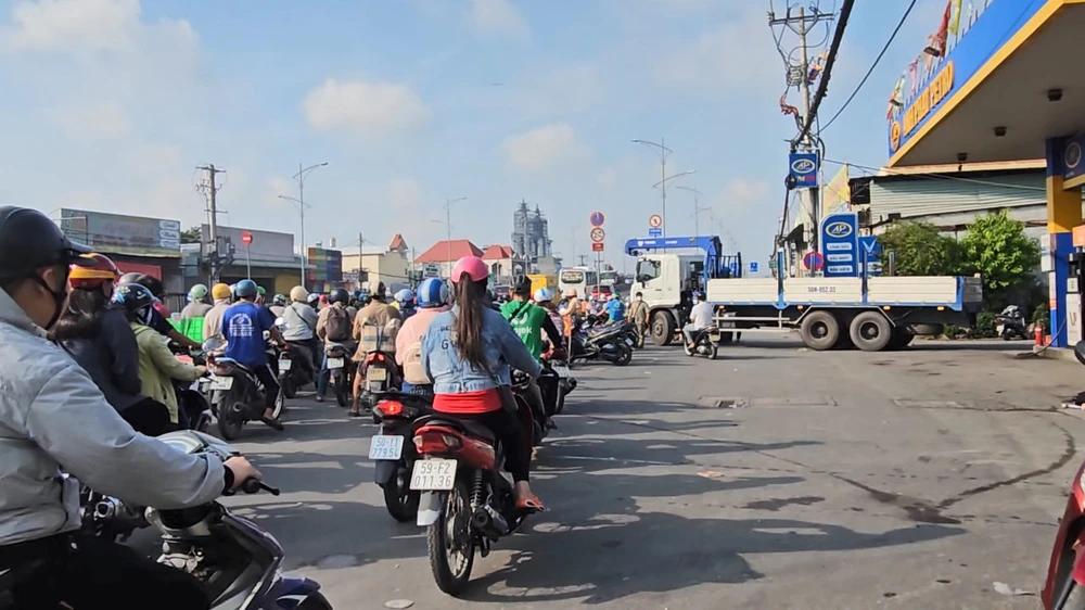 Xe tải cẩu cán chết người bán vé số ở cây xăng, giao thông Quốc lộ 1 ùn ứ