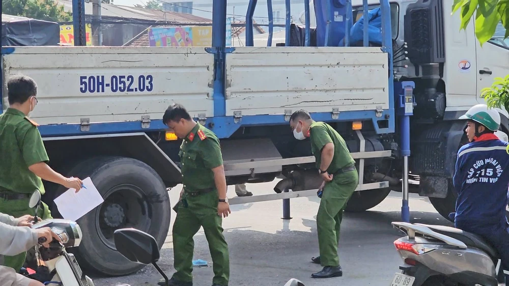 Xe tải cẩu cán chết người bán vé số ở cây xăng, giao thông Quốc lộ 1 ùn ứ