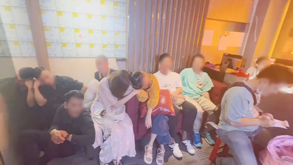 Nhà hàng có 120 tiếp viên đi khách 'tới z' giá 2,5 đến 4 triệu ở quận 1