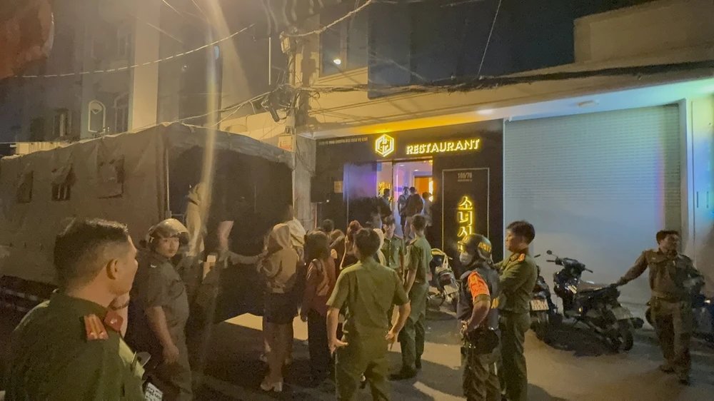 Nhà hàng có 120 tiếp viên đi khách 'tới z' giá 2,5 đến 4 triệu ở quận 1