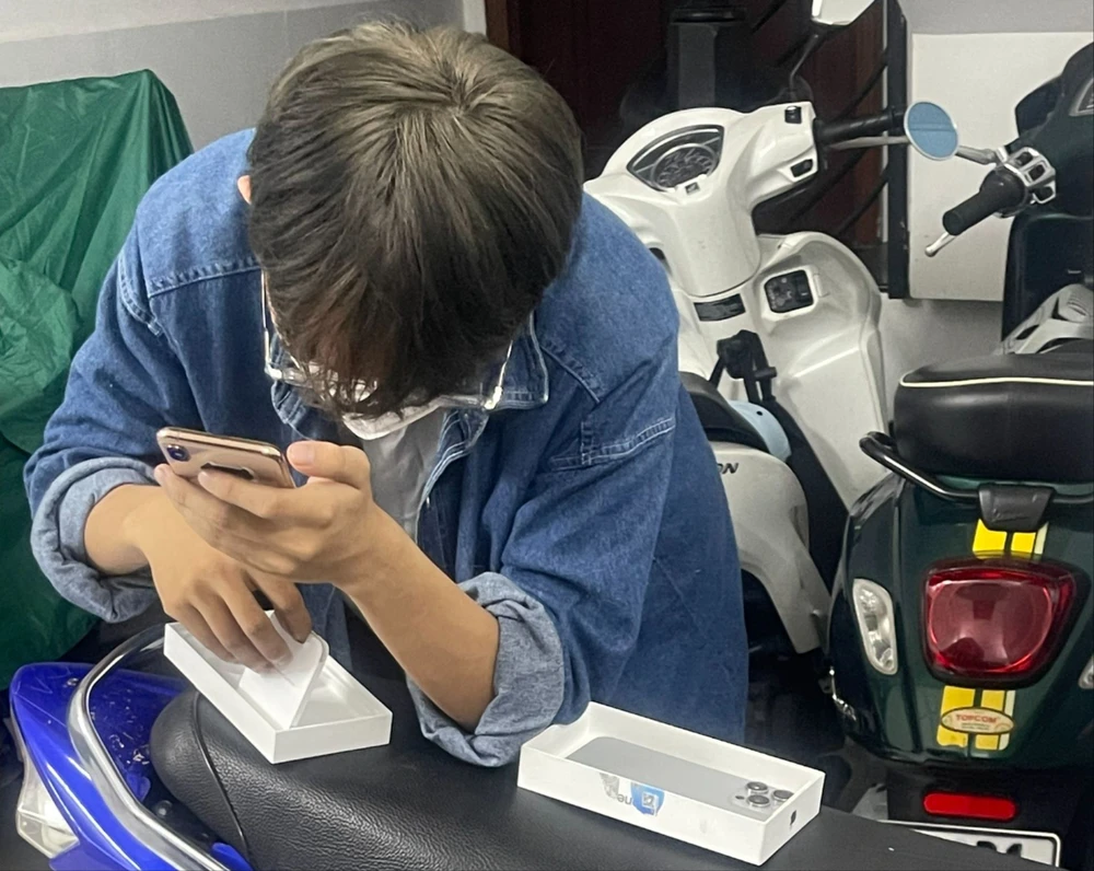 Bán iPhone 15 ProMax, sơ sểnh vài giây đã bị tráo thành điện thoại mô hình