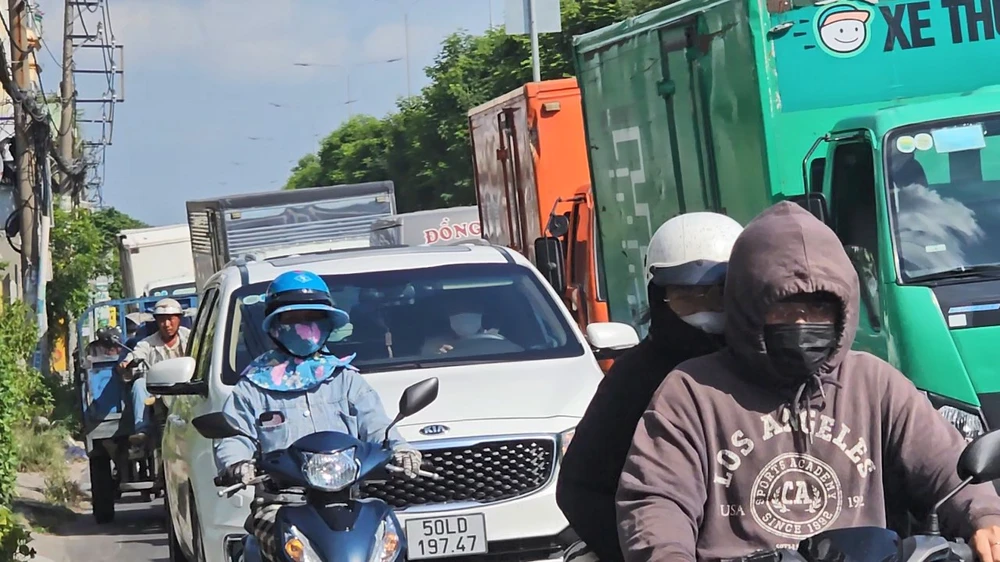 Tông liên hoàn trên Quốc lộ 22, giao thông ùn ứ nhiều km