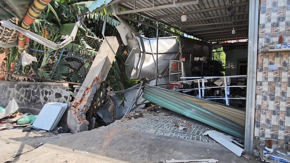 Một địa điểm trên Tỉnh lộ 8, liên tục 2 vụ xe lao vào nhà dân trong 5 ngày