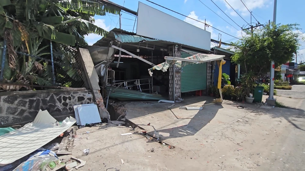 Một địa điểm trên Tỉnh lộ 8, liên tục 2 vụ xe lao vào nhà dân trong 5 ngày