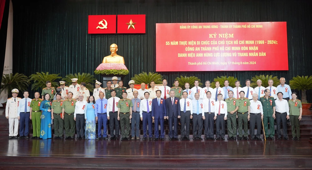 Công an TP.HCM đón nhận danh hiệu AHLLVTND vì đã lập thành tích đặc biệt xuất sắc đột xuất