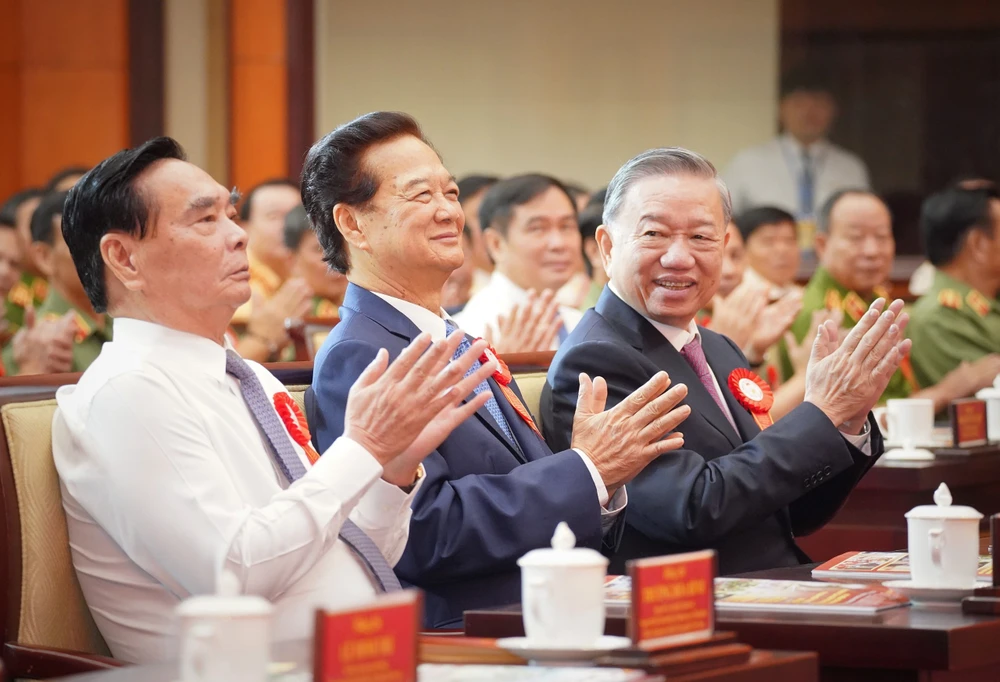 Công an TP.HCM đón nhận danh hiệu AHLLVTND vì đã lập thành tích đặc biệt xuất sắc đột xuất