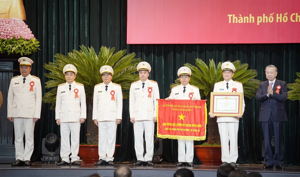 Công an TP.HCM đón nhận danh hiệu AHLLVTND vì đã lập thành tích đặc biệt xuất sắc đột xuất