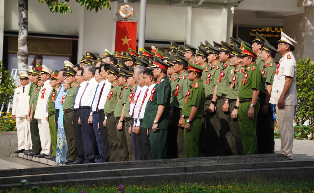 tong-bi-thu-chu-tich-nuoc-to-lam-tham-du-le-bao-cong-dang-bac-cua-cong-an-tp-hcm (2).jpg