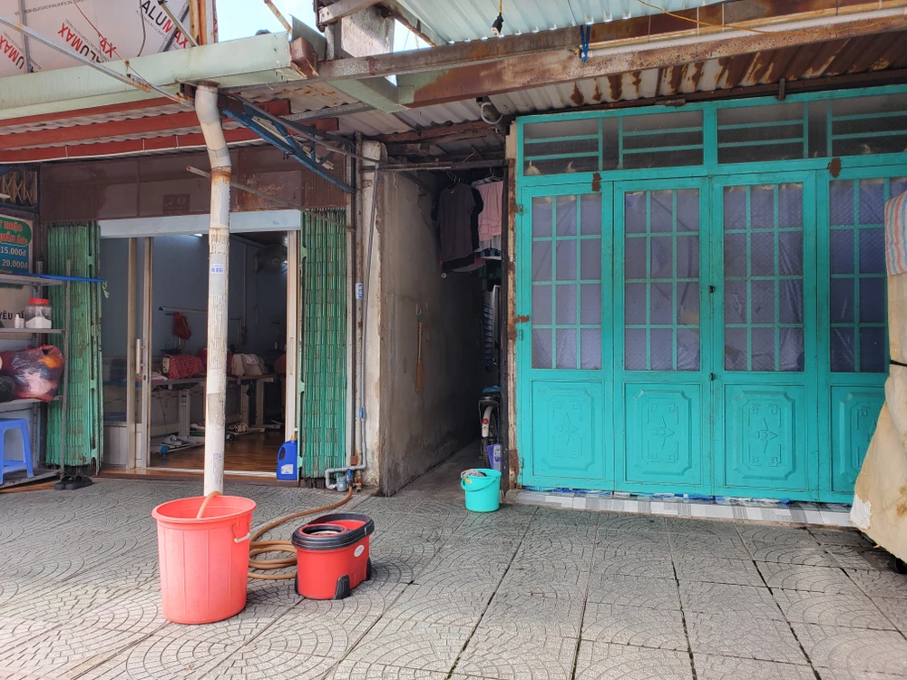 Hai căn nhà được xây dựng trên phần đất mà ông Phú đã nhận tiền đền bù và choán hết lối ra vào đất của ông. Ảnh: NT