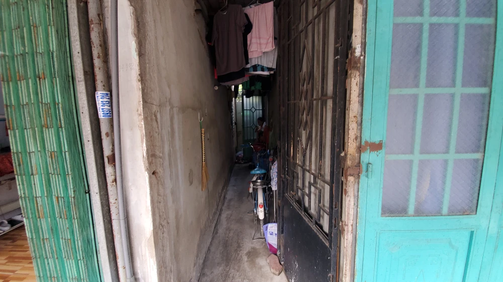 ubnd-phuong-phat-hien-2-can-nha-khong-phep-18-nam-chua-xu-duoc-2.jpg