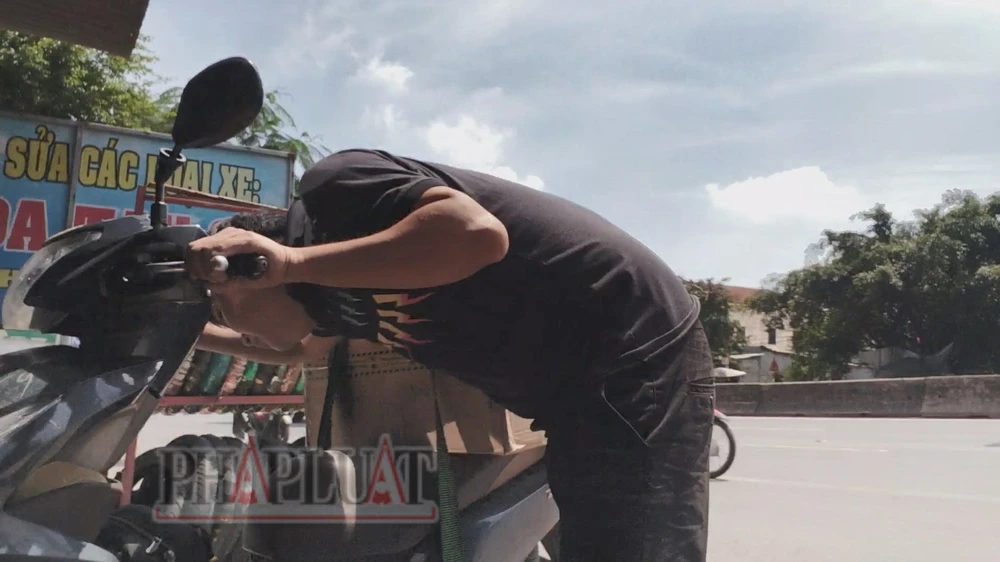 Bài 4: Cận cảnh người lớn phối hợp trẻ con phá xe trên Quốc lộ 51