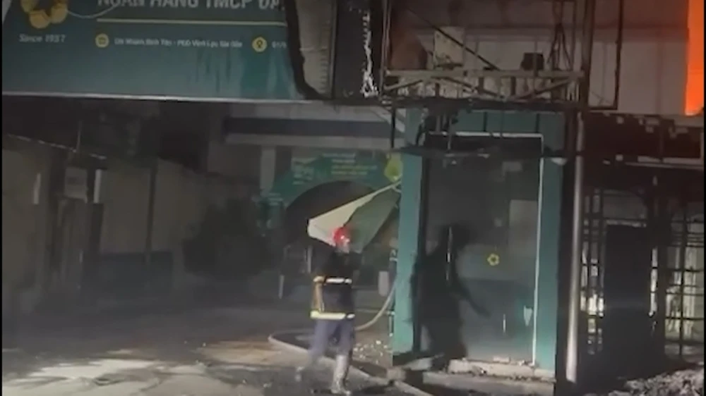 Cửa hàng quần áo cháy lan sang ngân hàng ở Bình Chánh