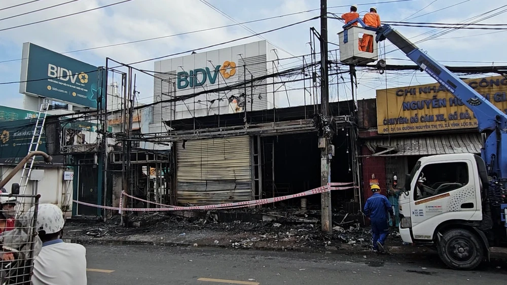 Cửa hàng quần áo cháy lan sang ngân hàng ở Bình Chánh