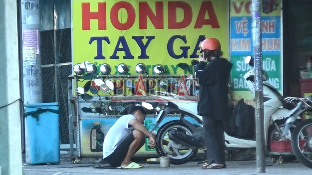 Nhiều người tức tưởi vì bị phá xe lấy tiền trên quốc lộ