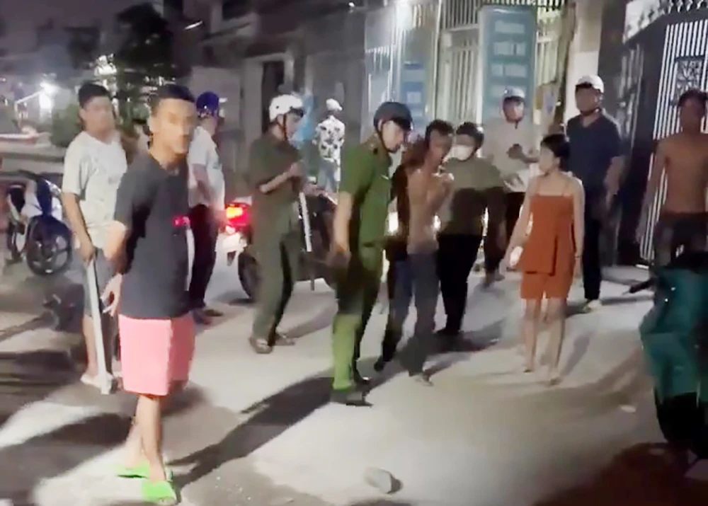 Thanh niên nghi ngáo đá, đu dây ở tầng 3 khách sạn như “người nhện”