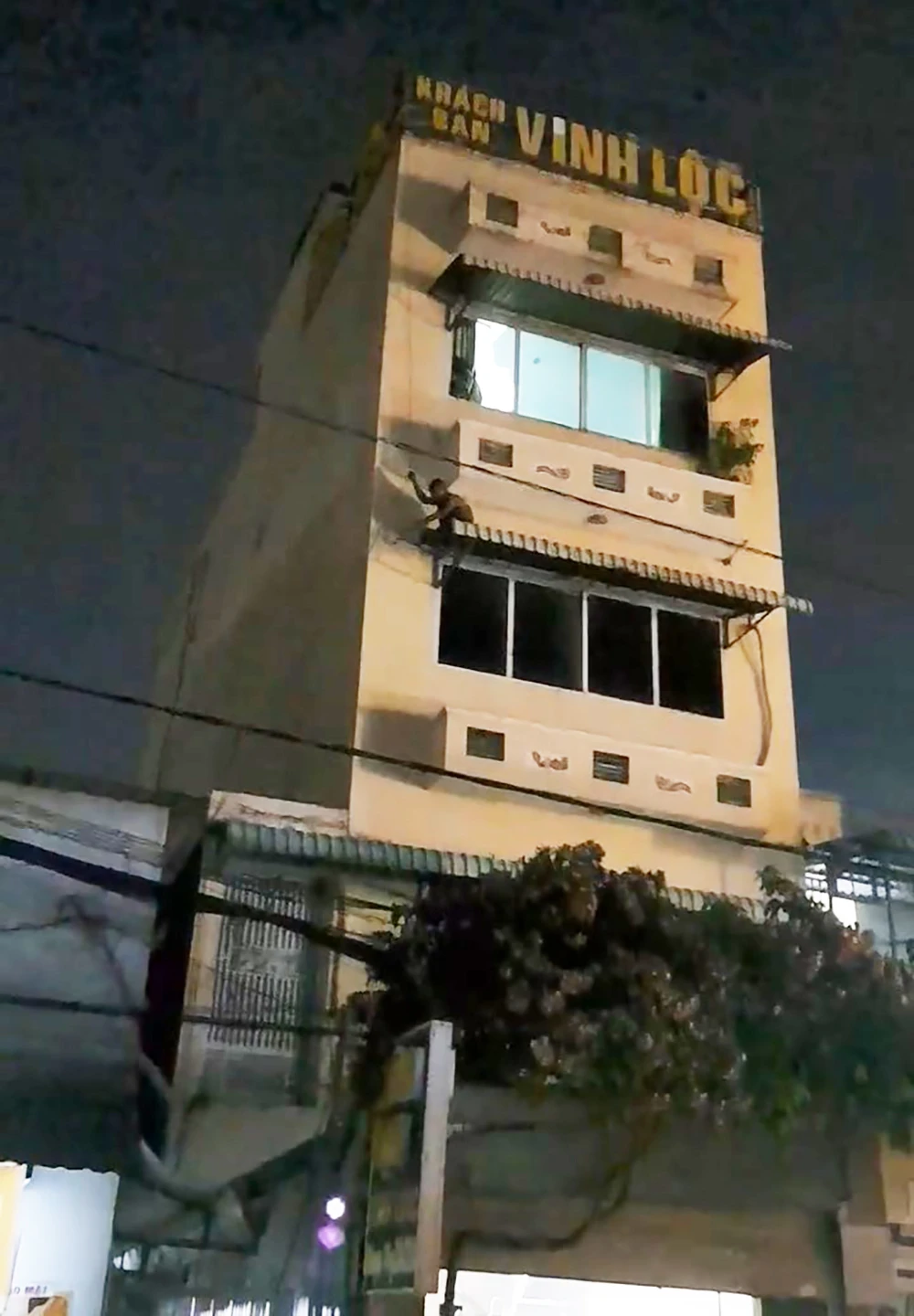 Thanh niên nghi ngáo đá, đu dây ở tầng 3 khách sạn như “người nhện”