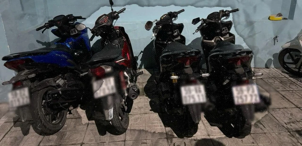 Khởi tố 5 ‘quái xế’, nằm trên yên xe biểu diễn ở đường Phạm Văn Đồng