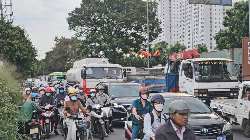 Đi chợ đầu mối Bình Điền, 2 người bị xe bồn cán tử vong