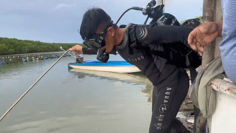 Cảnh sát lặn tìm người đàn ông mất tích khi uống rượu một mình trên bè nuôi hàu