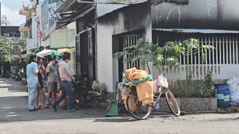 Cháy nhà lúc 3 giờ sáng, 4 người thoát bằng đường mái tôn hàng xóm
