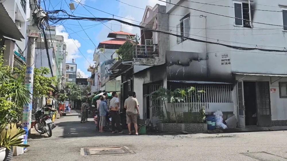 Cháy nhà lúc 3 giờ sáng, 4 người thoát bằng đường mái tôn hàng xóm