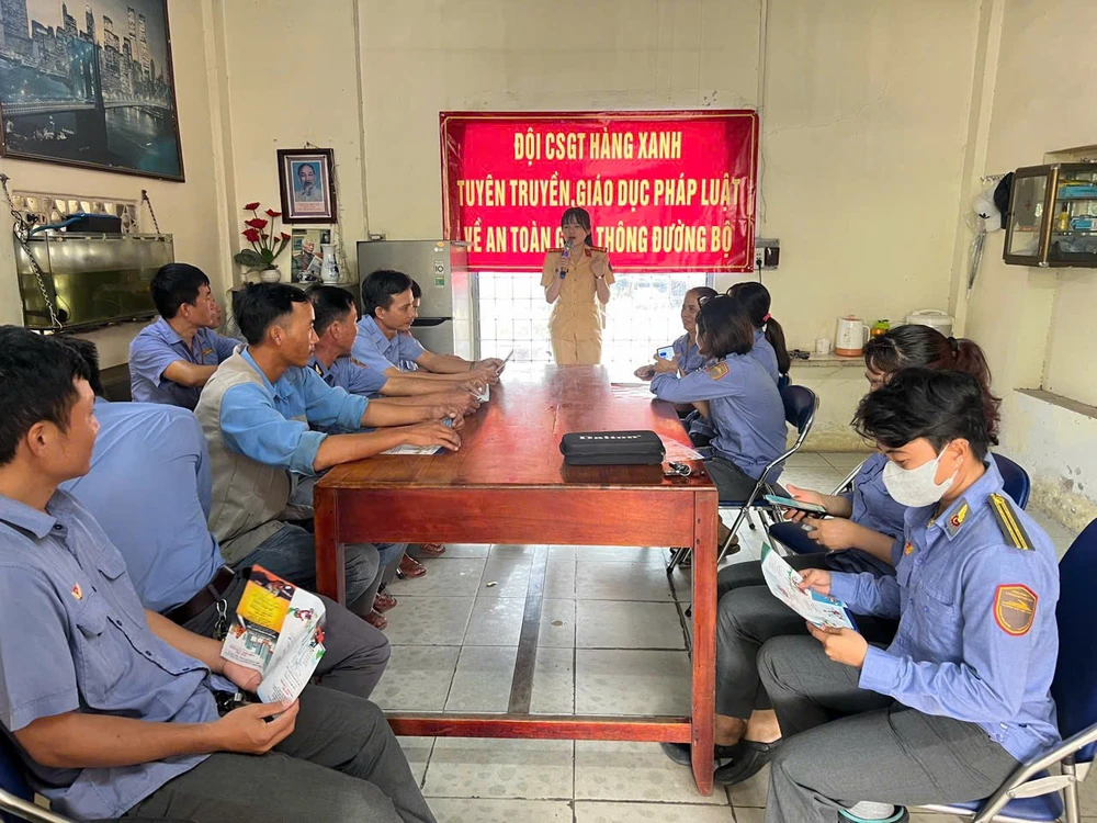 CSGT tăng cường kiểm tra, xử phạt lấn chiếm hành lang an toàn đường sắt