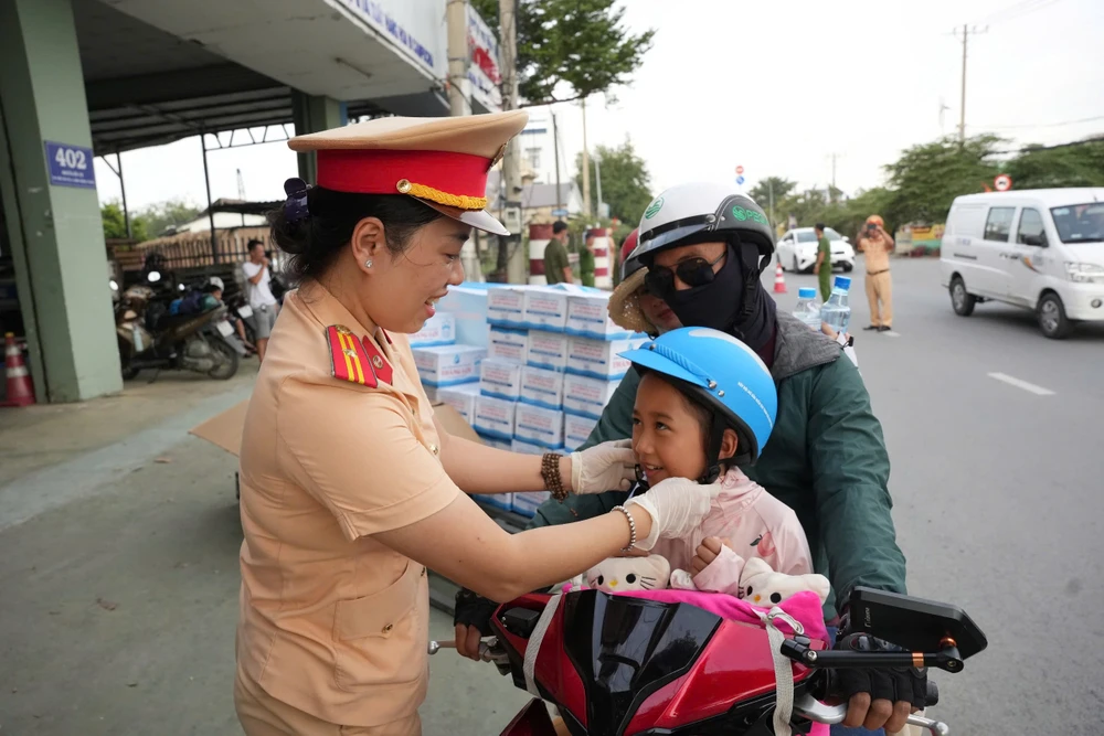 Hàng trăm người dân về quê nghỉ lễ được tặng nón bảo hiểm, nước suối ở Bình Chánh