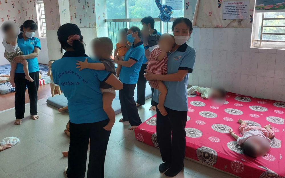ubnd-phuong-trung-my-tay-cu-hon-20-nguoi-toi-cham-soc-cac-tre-o-mai-am-hoa-hong-2.jpg