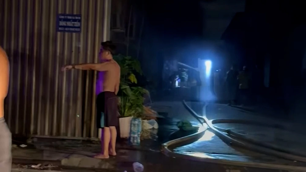 Cháy dữ dội xưởng nhựa ở Bình Chánh lúc 1 giờ sáng