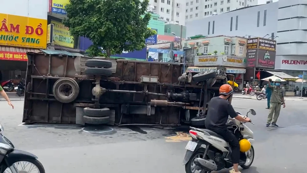 Xe tải đang chạy bị lật ở Tân Phú, tài xế mắc kẹt, giao thông ùn ứ