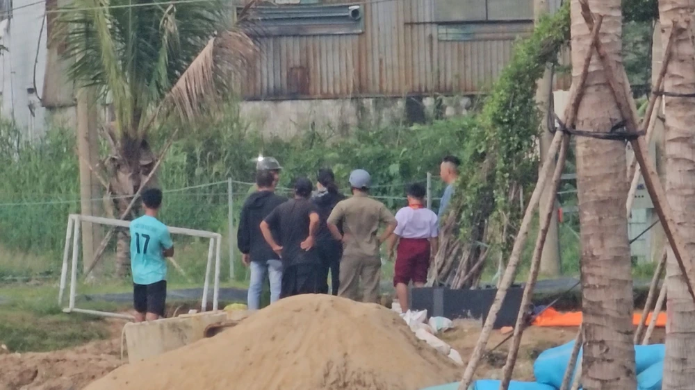 Bé trai 12 tuổi chết đuối ở hồ nước tưới cỏ, cây trong sân bóng đá ở Bình Tân