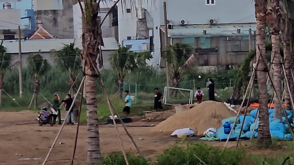 Bé trai 12 tuổi chết đuối ở hồ nước tưới cỏ, cây trong sân bóng đá ở Bình Tân