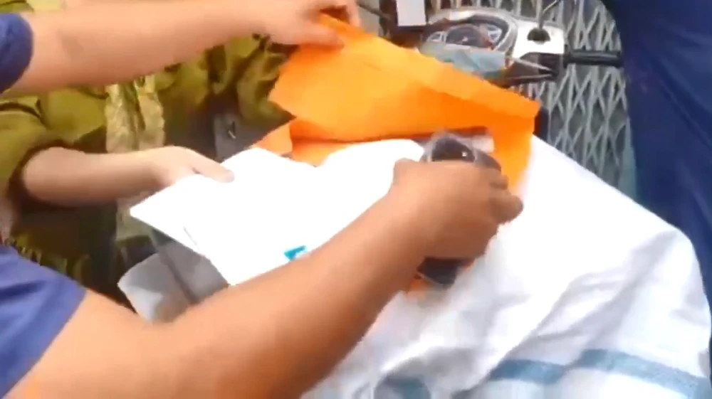 Vợ chồng, anh em ruột đưa giấy tờ giả từ Campuchia về TP.HCM tiêu thụ