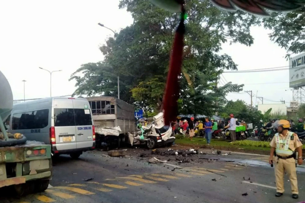 Tông xe liên hoàn trên đường Nguyễn Văn Linh, 2 người chết, giao thông ùn ứ