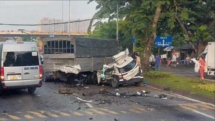 Tông xe liên hoàn trên đường Nguyễn Văn Linh, 2 người chết, giao thông ùn ứ