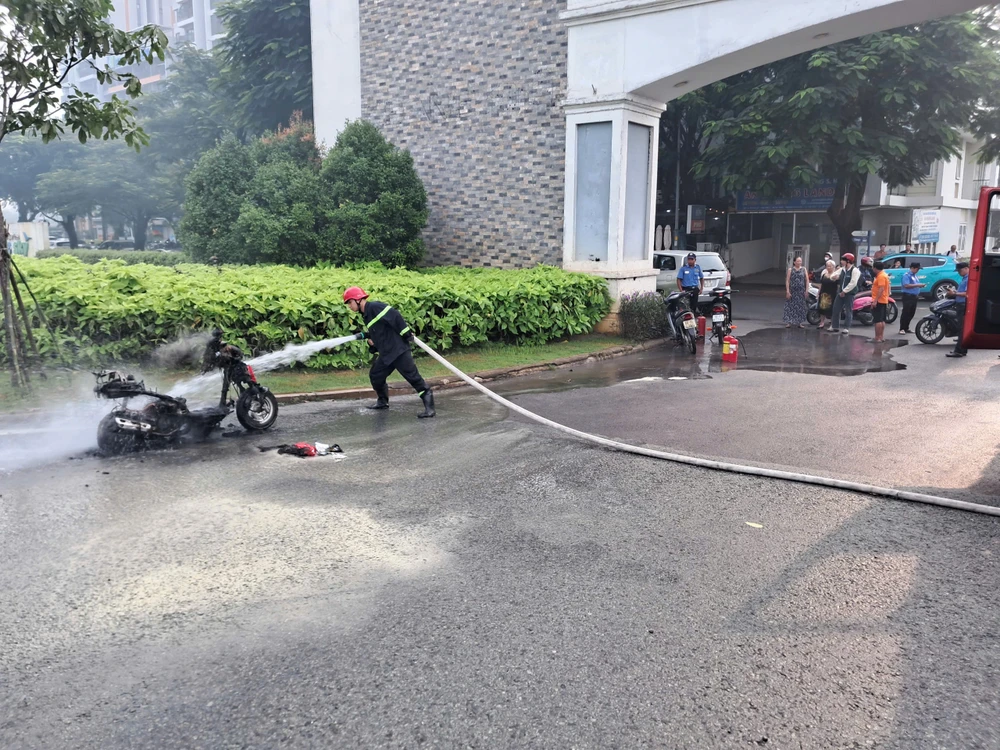 Cảnh sát đang đi luyện tập chữa cháy thì gặp xe máy cháy ở KDC Khang Điền