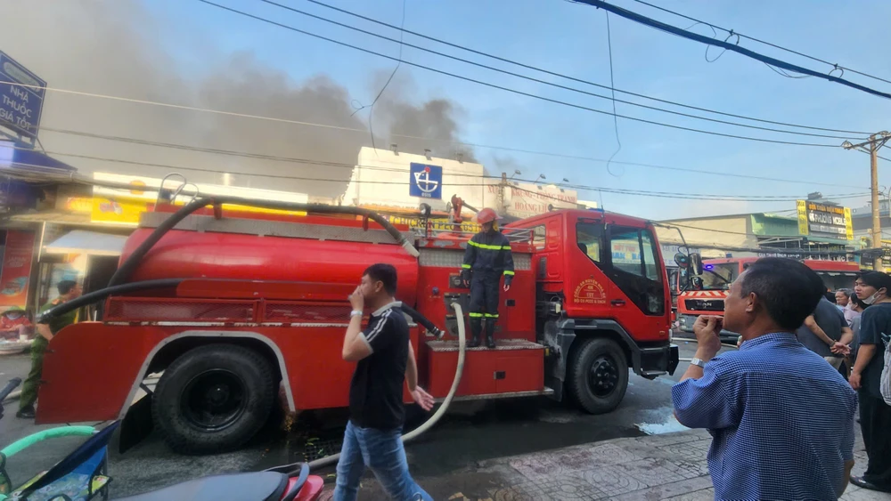 Xưởng tranh ở Nhà Bè cháy dữ dội, cảnh sát phải phá cửa cuốn dập lửa