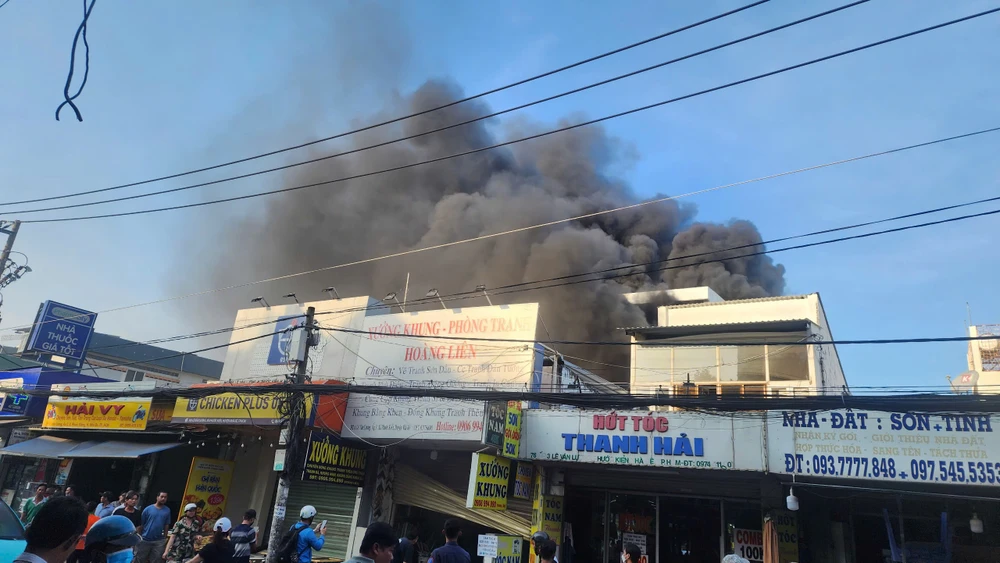 Xưởng tranh ở Nhà Bè cháy dữ dội, cảnh sát phải phá cửa cuốn dập lửa