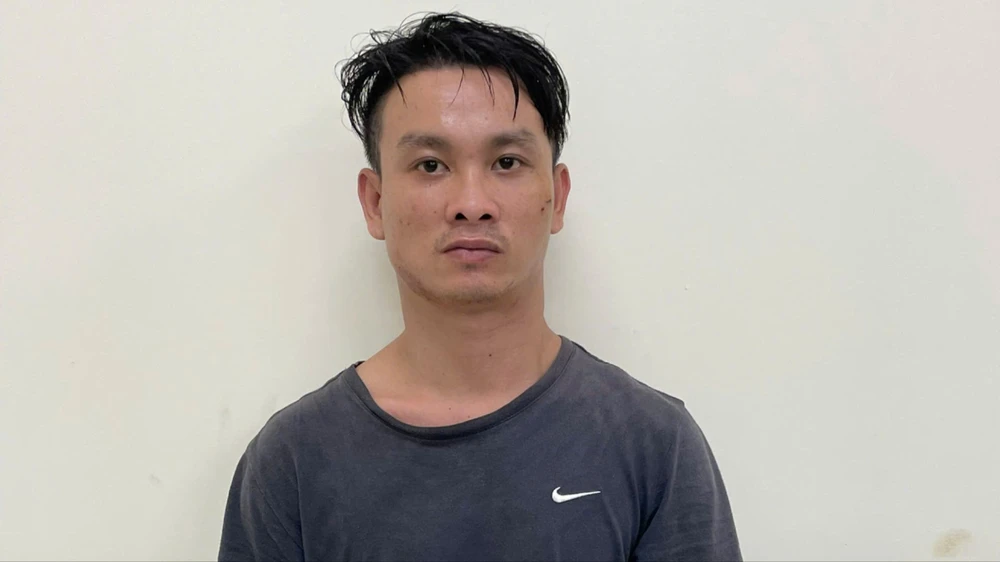 Để điện thoại cách người 1 mét, người đàn ông quốc tịch Mỹ bị cướp giật