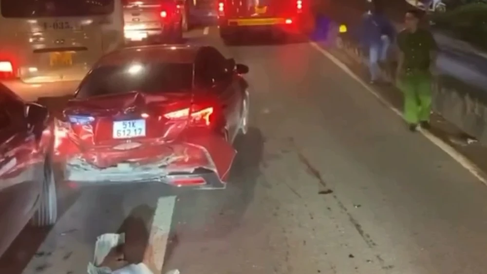 Ô tô ‘điên’ chở thuốc lá lậu tông hàng loạt xe để tẩu thoát trên Quốc lộ 22